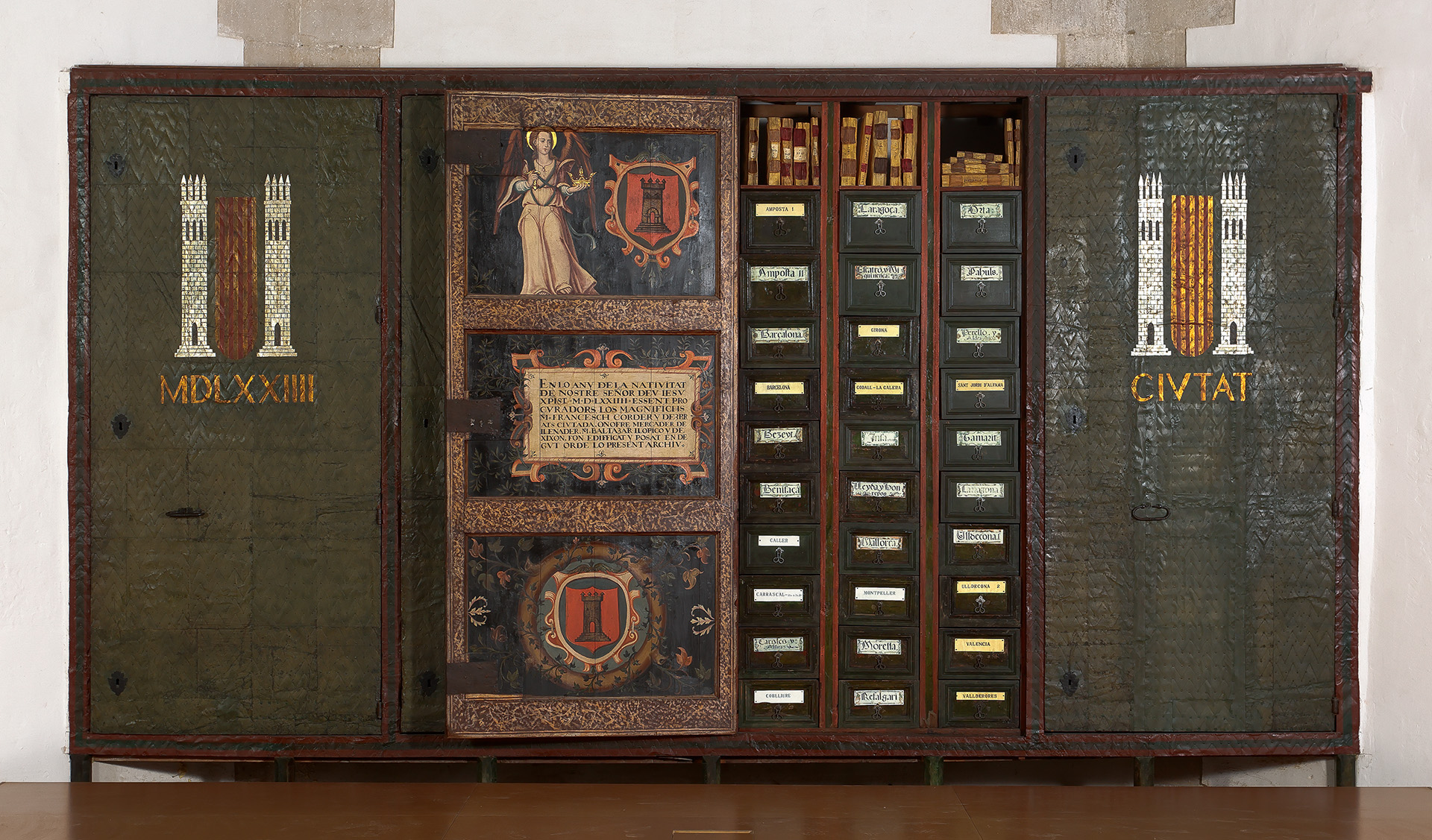 Armari amb porta dreta oberta