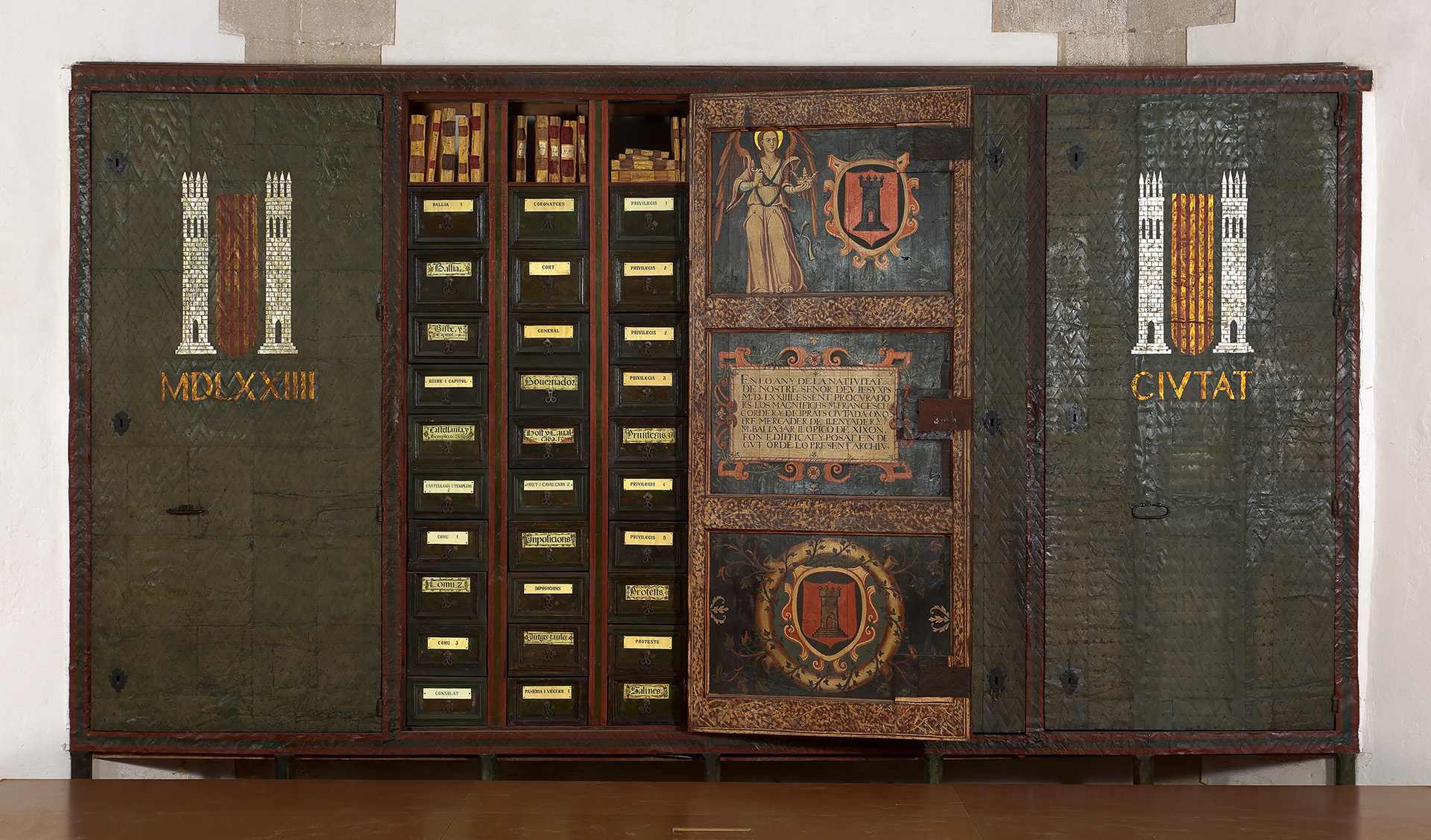 Armari amb porta esquerra oberta